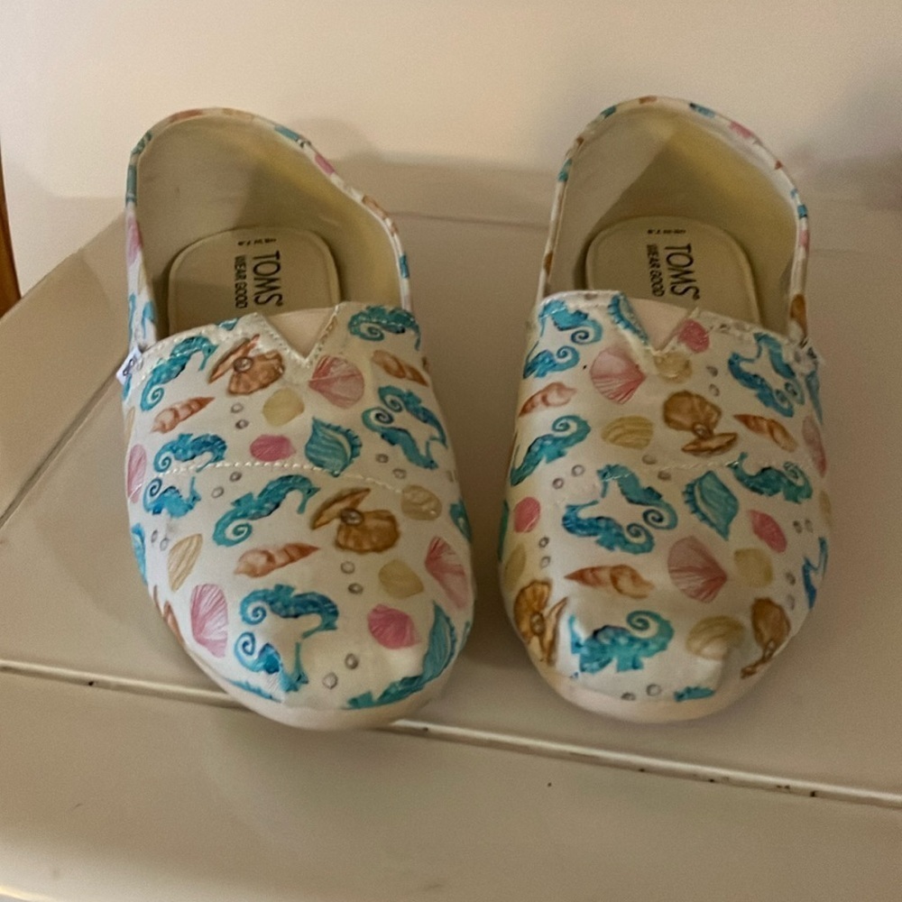 Women’s Tom AlPargata Natural Seashell Print Slip on Shoes Sz 7 1/2  EUC Canvas